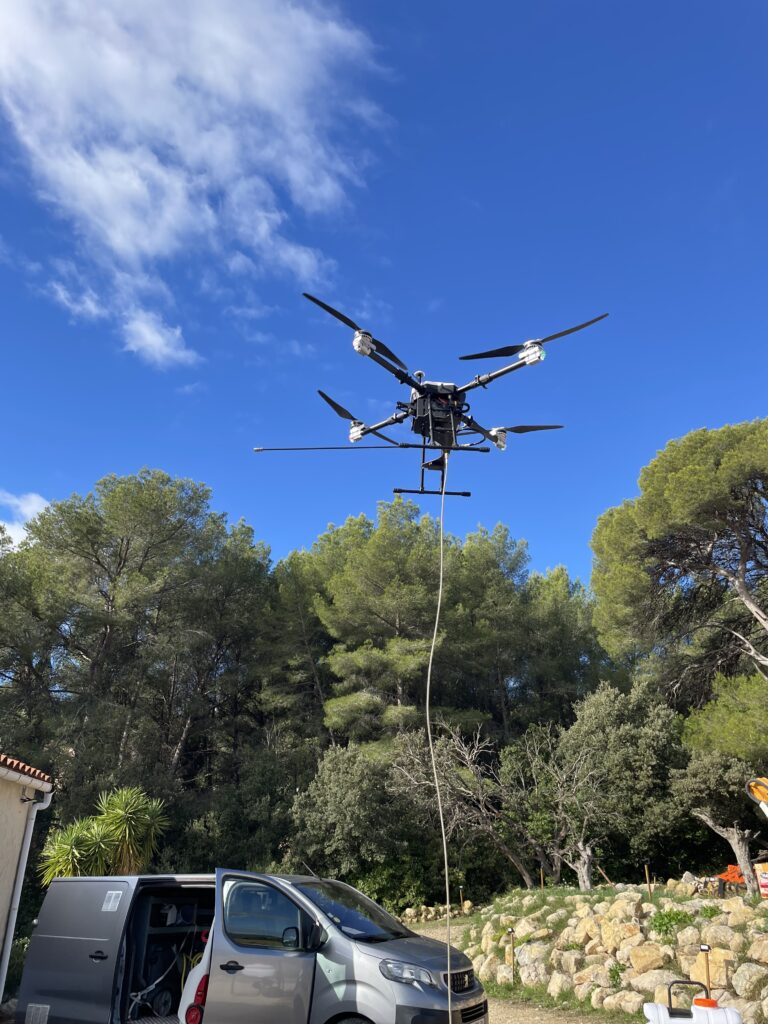 Nettoyage de toiture et traitement hydrofuge de toiture ; Entretien des panneaux solaires ou entretien des panneaux photovoltaïques ; Nettoyage et traitement hydrofuge des façades ; Nettoyage et traitement hydrofuge des Bardages ; Nettoyage des terrasses ; Nettoyage des sols extérieurs ; Nettoyage de la vitrerie par Drone.